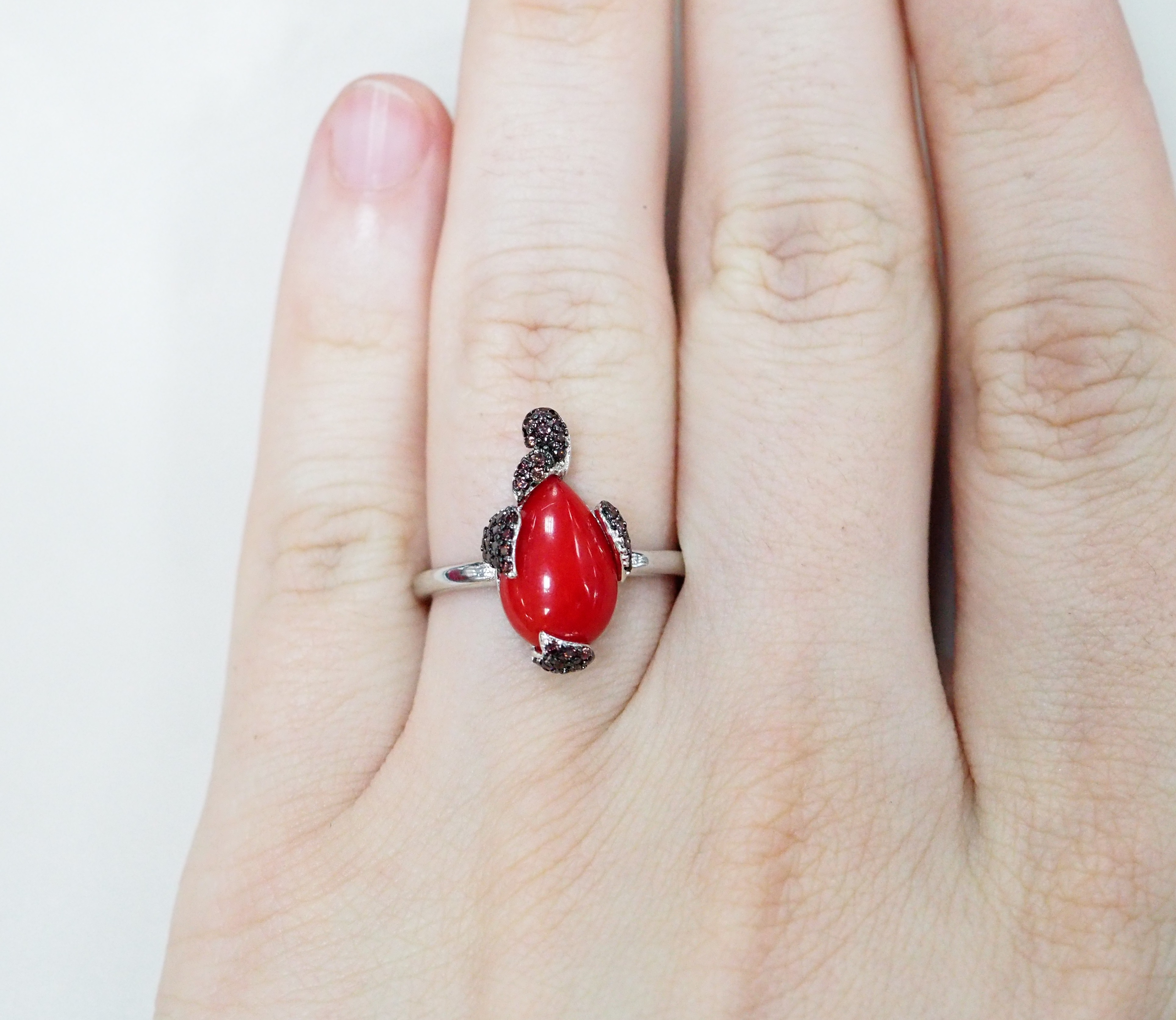 Серебряное кольцо с кораллом